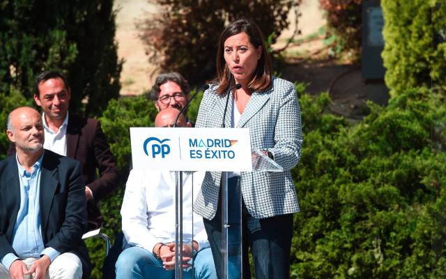 La candidata del PP a la Alcaldía de Arroyomolinos, Ana Millán Arroyo, interviene en un acto de precampaña del PP, en la plaza de la Comunidad de Madrid