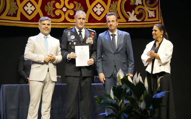 El alcalde, Miguel Ángel Recuenco, con el primer teniente de alcalde, Carlos Delgado, la concejala de Seguridad Ciudadana, Almudena González, y el comisario principal jefe de la Policía Local, Juan José Díaz, en la ceremonia celebrada por el Consistorio para la entrega de distinciones