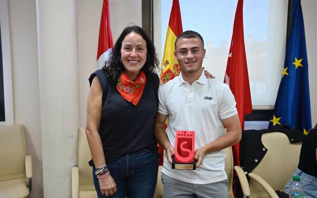 La alcaldesa del municipio, Lucía Fernández, junto al jugador del Rayo Vallecano Samuel Becerra, vecino de la ciudad
