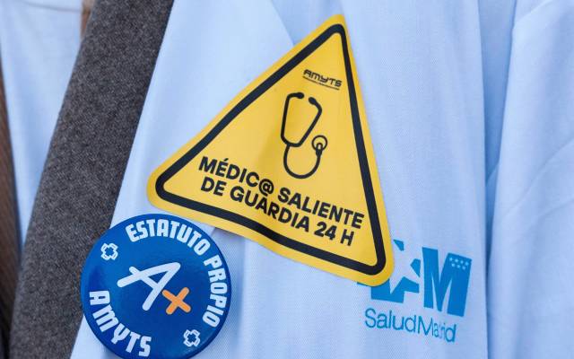 Un médico lleva una pegatina reivindicativa durante una concentración