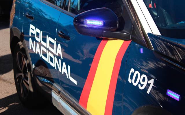 La intervención policial culminó con tres arrestos y varias incautaciones.