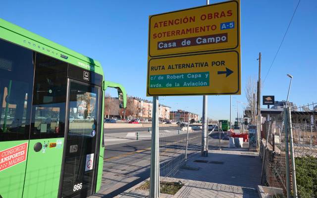 Cartel anuncia las obras en la A-5, a 15 de enero de 2025, en Madrid (España)