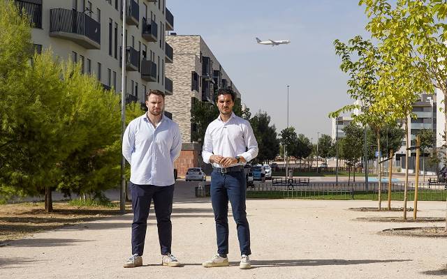 El alcalde, Alejandro Navarro Prieto, y el primer teniente de alcalde, Víctor Miranda, en el barrio de Aldovea en el momento de paso de un avión del Aeropuerto Adolfo Suárez Madrid-Barajas