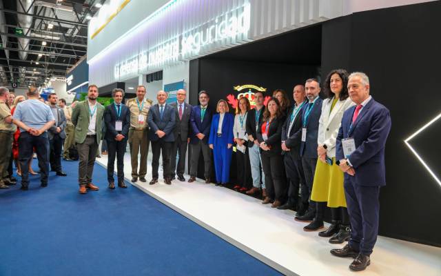 La alcaldesa se reúne con la secretaria Estado Defensa para buscar inversiones y empresas en la feria Feindef