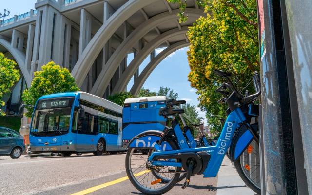 Autobuses de la EMT y una estación de bicimad en la calle de Segovia, bajo en viaducto
