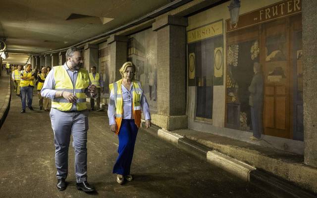 La delegada del Área de Obras y Equipamientos, Paloma García Romero, el concejal de Centro, Carlos Segura, y técnicos municipales durante una visita al túnel de la plaza Mayor