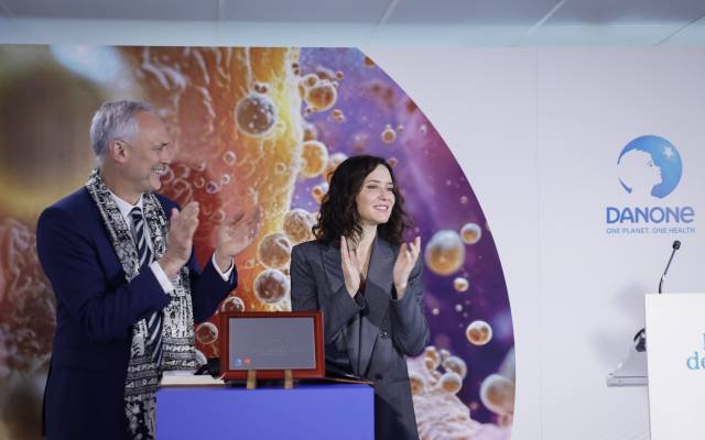 La presidenta regional, Isabel Díaz Ayuso, junto al director general de Danone, François Lacombe, visita el Hub de ciencia de la marca en Tres Cantos