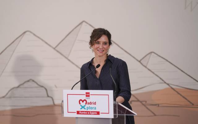 La presidenta de la Comunidad de Madrid, Isabel Díaz Ayuso, recibe en la Real Casa de Postas a los 20 jóvenes madrileños que viajarán a Egipto