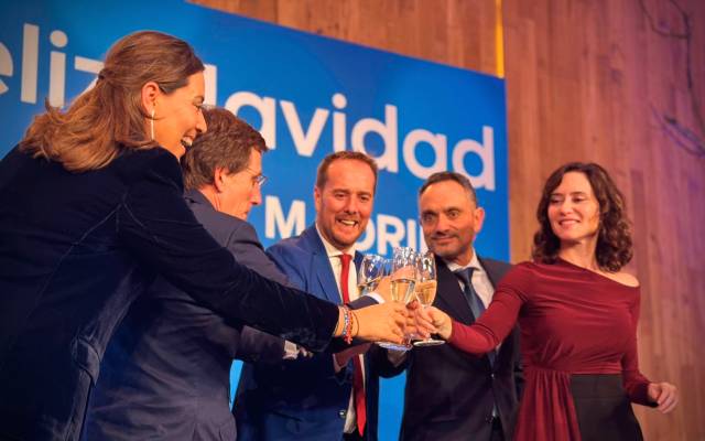 El presidente del Partido Popular, Alberto Núñez Feijóo, y la presidenta de la Comunidad de Madrid, Isabel Díaz Ayuso, asisten a la cena de navidad del PP de Madrid, en la Finca La Alquería, a 15 de diciembre de 2025, en Alcorcón, Madrid (España)