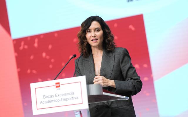 La presidenta autonómica, Isabel Díaz Ayuso, reconoce la excelencia académica y deportiva con las nuevas becas para alumnos universitarios y de enseñanzas artísticas superiores