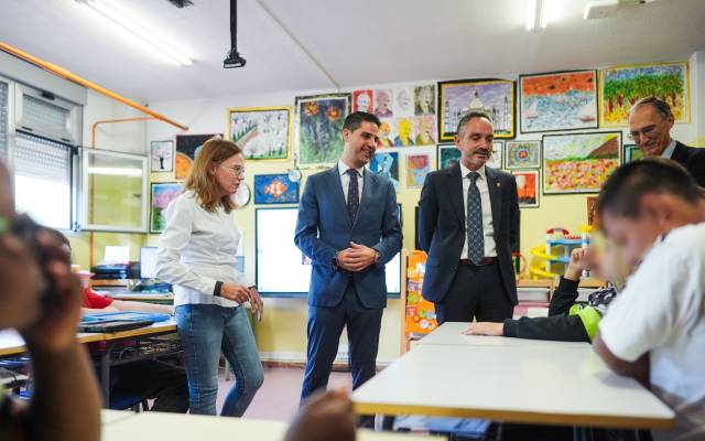 El consejero de Educación, Ciencia y Universidades, Emilio Viciana, acompañado del alcalde de Móstoles, Manuel Bautista, visita el CPEE Miguel de Unamuno
