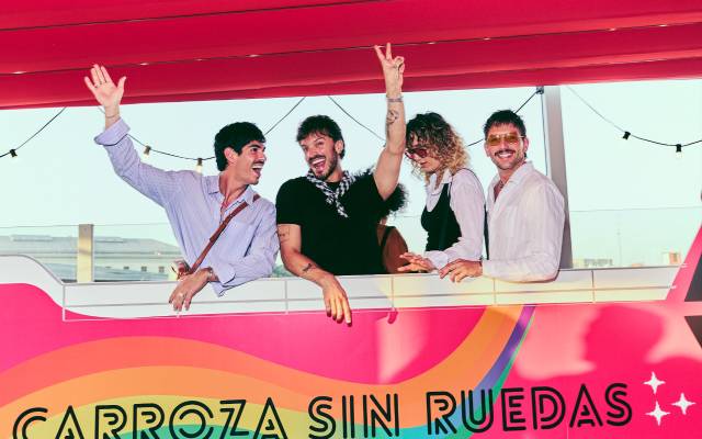 Los asistentes a la fiesta en la primera Carroza Sin Ruedas