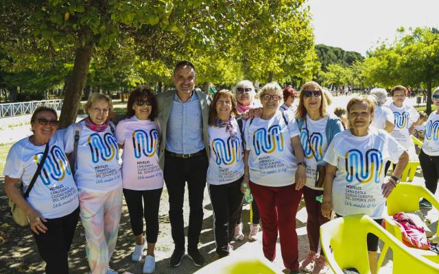 El alcalde de Móstoles, Manuel Bautista, junto a vecinas del municipio con la camiseta de la candidatura a Ciudad Europea del Deporte 2026