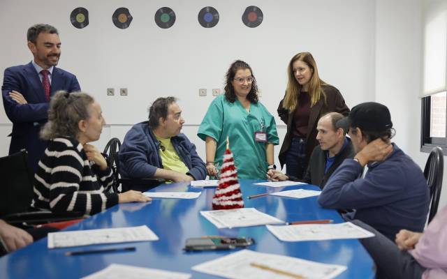 La consejera de Familia, Juventud y Asuntos Sociales, Ana Dávila, visita la Residencia Casa Verde de Navalcarnero