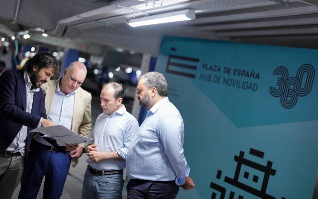 El delegado de Urbanismo, Medio Ambiente y Movilidad, Borja Carabante, y el director gerente de EMT, Alfonso Sánchez, visitan los trabajos que se están llevando a cabo en el aparcamiento de Plaza de España