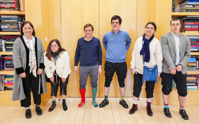 El alcalde de Madrid, José Luis Martínez-Almeida, recibe en el Palacio de Cibeles a representantes de la Fundación Down Madrid y usuarios