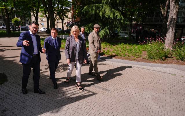 El alcalde de Madrid, José Luis Martínez-Almeida, junto a la delegada de Obras y Equipamientos, Paloma García Romero, y el concejal del distrito, Carlos González Pereira, visita el renovado paseo de Federico García Lorca