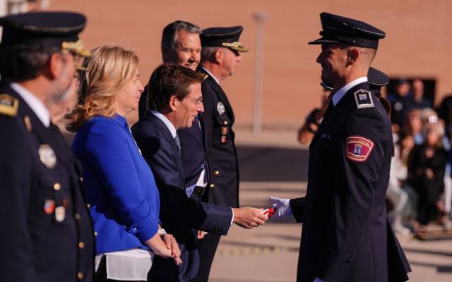 El alcalde, José Luis Martínez-Almeida, acompañado de la vicealcaldesa y delegada de Seguridad y Emergencias, Inma Sanz, preside los nombramientos de la Policía Municipal