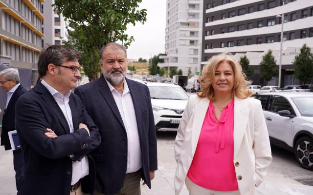 La vicealcaldesa de Madrid y alcaldesa en funciones, Inma Sanz; el delegado de Políticas de Vivienda y presidente de EMVS Madrid, Álvaro González; y el concejal de distrito de Vicálvaro, Ángel Ramos, durante su visita a la nueva promoción de El Cañaveral