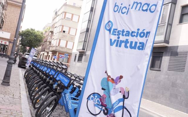 Cartel de estación virtual de bicimad delante de una estación física de la capital