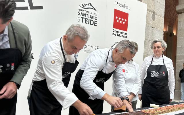 El consejero de Medio Ambiente, Agricultura e Interior de la Comunidad de Madrid, Carlos Novillo, durante la elaboración del turrón más grande