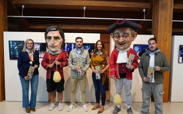 El alcalde de la localidad, Alejandro Navarro Prieto, y la concejala de Igualdad y Festejos, María Eugenia Gil, presentan las fiestas patronales