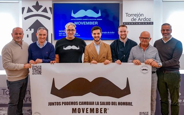 El alcalde, Alejandro Navarro Prieto, y concejales del Gobierno local, junto al coordinador de la campaña en la ciudad, Luis Sáez, posan con una gran pancarta con un bigote, símbolo de ‘Movember’
