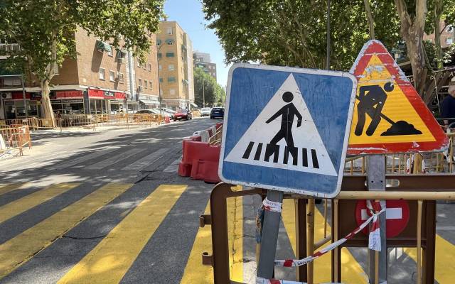 Obras de renovación del pavimento y las aceras en el paseo del Val