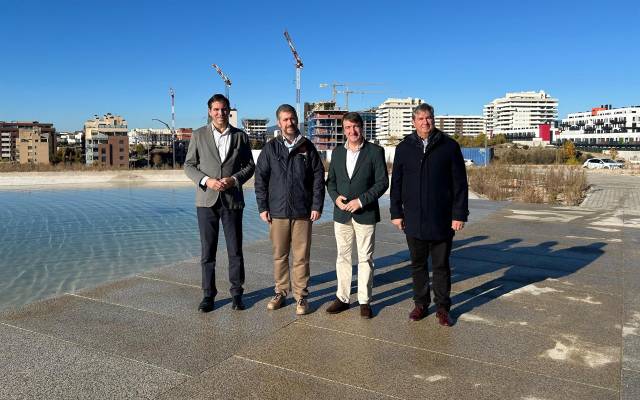 El consejero de Presidencia, Justicia y Administración Local, Miguel Ángel García Martín, con el alcalde de Tres Cantos, Jesús Moreno