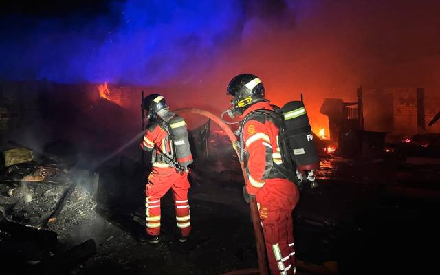 Bomberos de la Comunidad de Madrid sofocan un incendio en siete infraviviendas de Fuenlabrada esta madrugada