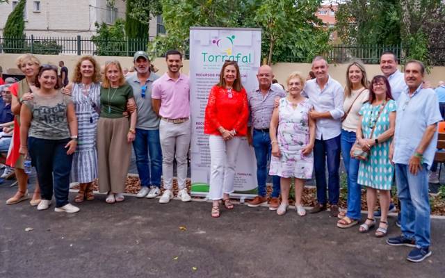 El alcalde, Alejandro Navarro Prieto, el concejal de Bienestar. Educación e Inmigración, Rubén Martínez, y la edil de Mayores y Voluntariado, Ana Verónica González, en la merienda celebrada por la Asociación con sus usuarios y familiares