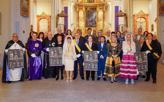 El alcalde, Alejandro Navarro Prieto, y la concejala de Igualdad y Festejos, María Eugenia Gil, en la Iglesia San Juan Evangelista junto al presidente de la Hermandad de la Vera Cruz y Nuestra Señora de la Soledad Coronada, Sergio Navarro Muñoz, la presidenta de la Real e Ilustre Hermandad de Nuestra Señora del Rosario Coronada, Cristina Vidales Ramos, y numerosos hermanos de ambas entidades