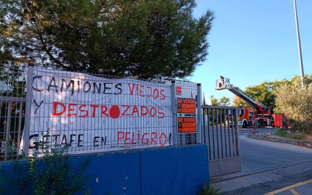 Varias lonas reivindicativas se han colocado a la entrada del Parque de Bomberos
