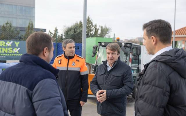 El alcalde, Jesús Moreno, junto al concejal de Seguridad, Javier Juárez, y el concejal de Servicios Públicos, Pedro Fernández, visitan el Punto Limpio para conocer de primera mano los recursos disponibles