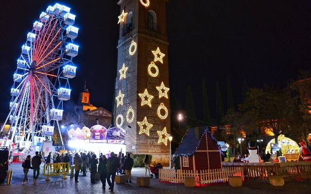 Foto de archivo de la ciudad en Navidad
