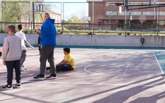 Un hombre montado en un patinete eléctrico