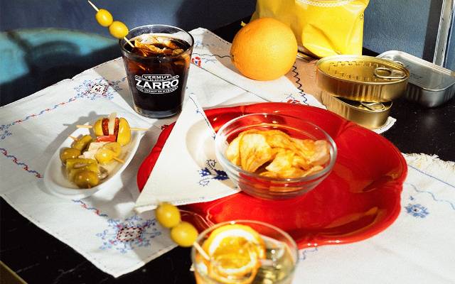 Aperitivos variados con vermut de grifo