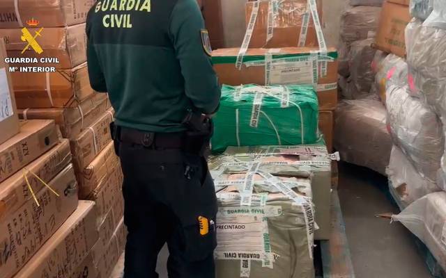 La Guardia Civil interviene productos falsificados por valor de un millón de euros en Cobo Calleja.
