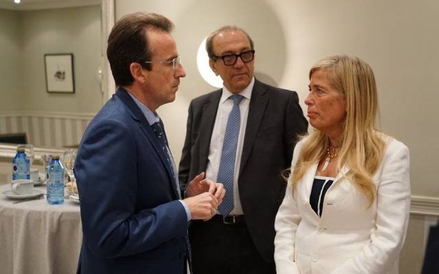 la consejera de Economía, Hacienda y Empleo de la Comunidad de Madrid, Rocío Albert, y el alcalde de Leganés, Miguel Ángel Recuenco