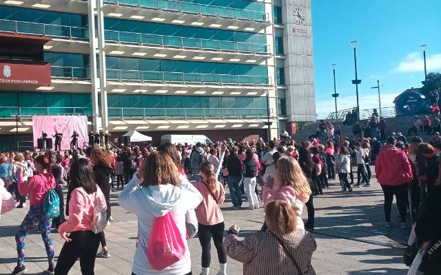 El rosa contra el cáncer de mama vuelve a teñir la ciudad