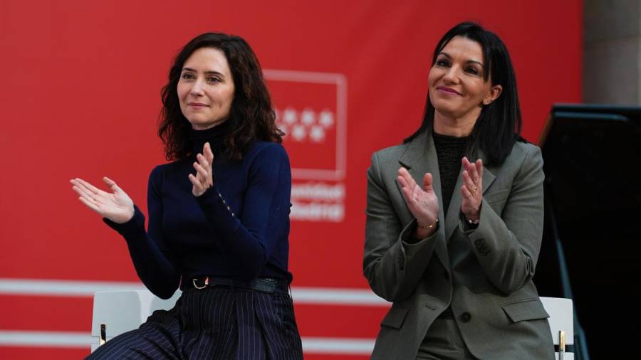 La presidenta regional, Isabel Díaz Ayuso, junto a la nueva consejera de Educación, Mercedes Zarzalejo