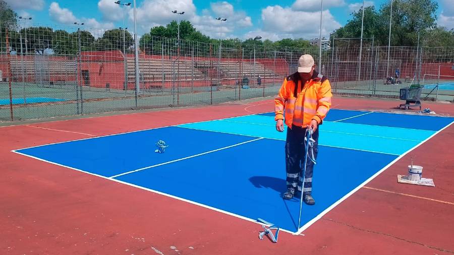 Se han arreglado pistas de tenis y campos de fútbol Se han arreglado pistas de tenis y campos de fútbol