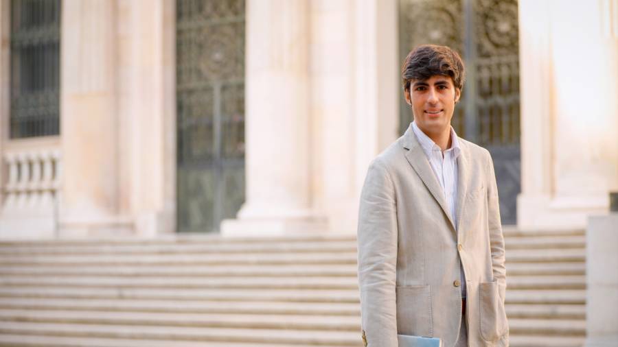 “Esa locura les da ventaja a los genios visionarios sobre los hombres cuerdos” “Esa locura les da ventaja a los genios visionarios sobre los hombres cuerdos”