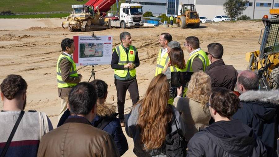 El consejero de Presidencia, Justicia y Administración Local, Miguel Ángel García Martín, acompañado del alcalde, Carlos Blázquez, visita algunas de las calles del municipio en las que se han llevado a cabo obras de renovación integral financiadas por el Programa de Inversión Regional