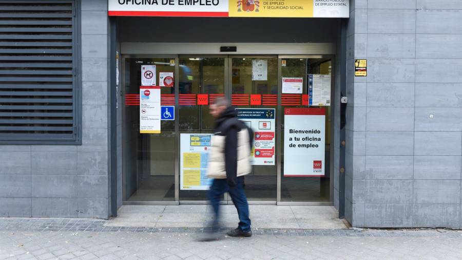 Una persona pasa al lado de una oficina del paro del Paseo de Acacias Una persona pasa al lado de una oficina del paro del Paseo de Acacias