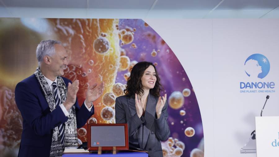 La presidenta regional, Isabel Díaz Ayuso, junto al director general de Danone, François Lacombe, visita el Hub de ciencia de la marca en Tres Cantos
