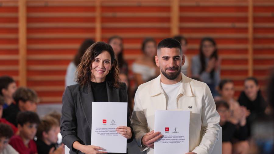 La presidenta de la Comunidad de Madrid, Isabel Díaz Ayuso, firma un protocolo de colaboración con el deportista hispano-georgiano de artes marciales mixtas Ilia Topuria, campeón del mundo del peso pluma de la ‘Ultimate Fighting Championship’ La presidenta de la Comunidad de Madrid, Isabel Díaz Ayuso, firma un protocolo de colaboración con el deportista hispano-georgiano de artes marciales mixtas Ilia Topuria, campeón del mundo del peso pluma de la ‘Ultimate Fighting Championship’