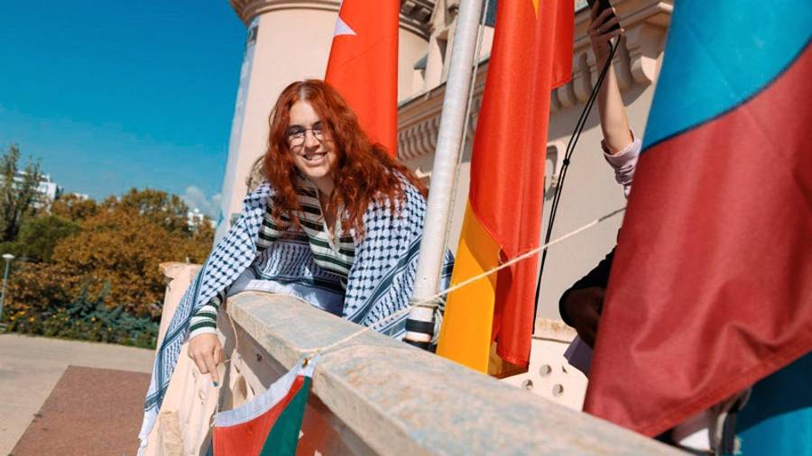 La edil del área colgando la bandera de Palestina en uno de los Castillos de Valderas La edil del área colgando la bandera de Palestina en uno de los Castillos de Valderas