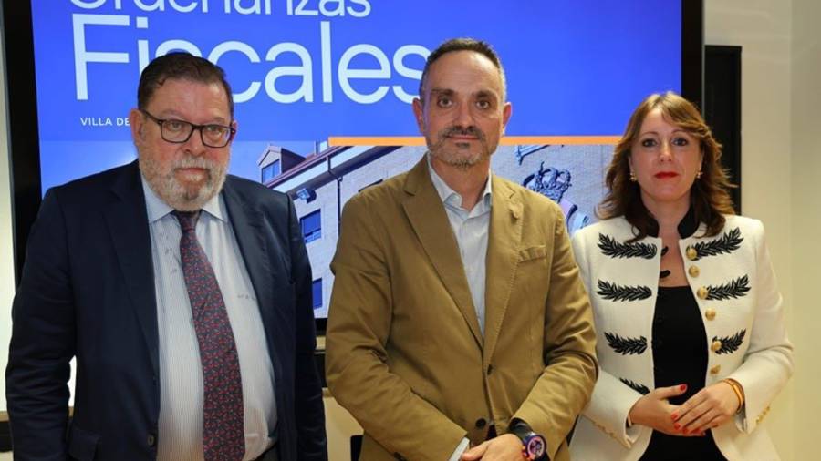 Foto de archivo. El segundo teniente de alcalde, Alberto Rodríguez de Rivera; el alcalde de Móstoles, Manuel Bautista, y la portavoz del Grupo Municipal VOX, Nieva Machín durante la presentación del proyecto de Ordenanzas Fiscales para el ejercicio 2026