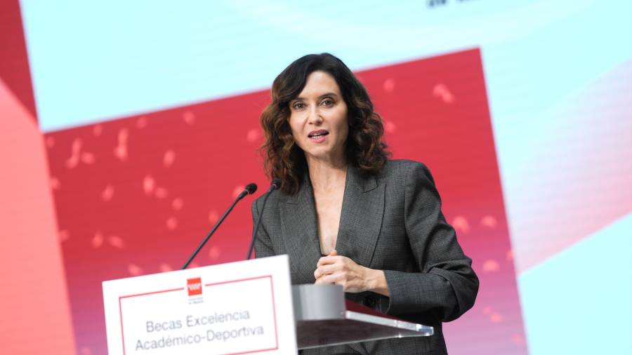 La presidenta autonómica, Isabel Díaz Ayuso, reconoce la excelencia académica y deportiva con las nuevas becas para alumnos universitarios y de enseñanzas artísticas superiores